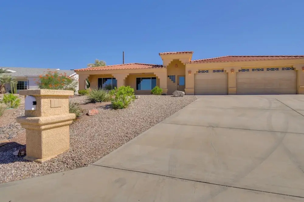4 Mi to London Bridge: Lake Havasu City Home!