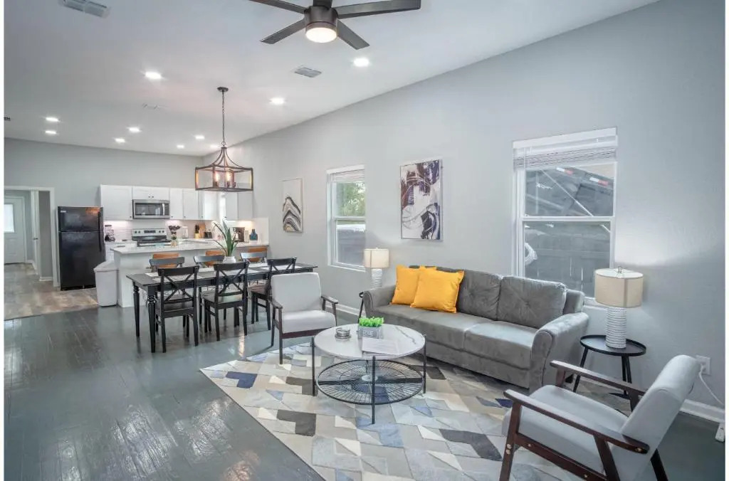 Captivating 4BR 2BA Home Near Awesome Downtown