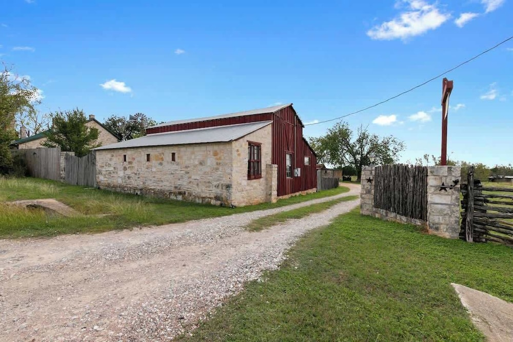 Gorgeous Barn Cabin 10min From Main St!