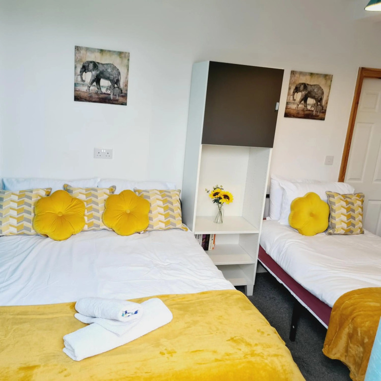 Sheridan - Studio Flats with Extra Beds contractor stay FREE Parking