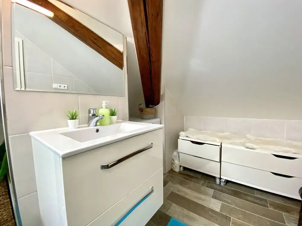 Beautiful 1BR Apt w View Historic Town