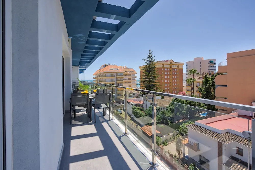 Sur Suites La Dorada, centricos soleados a pocos metros de la Playa y con Parking Opcional