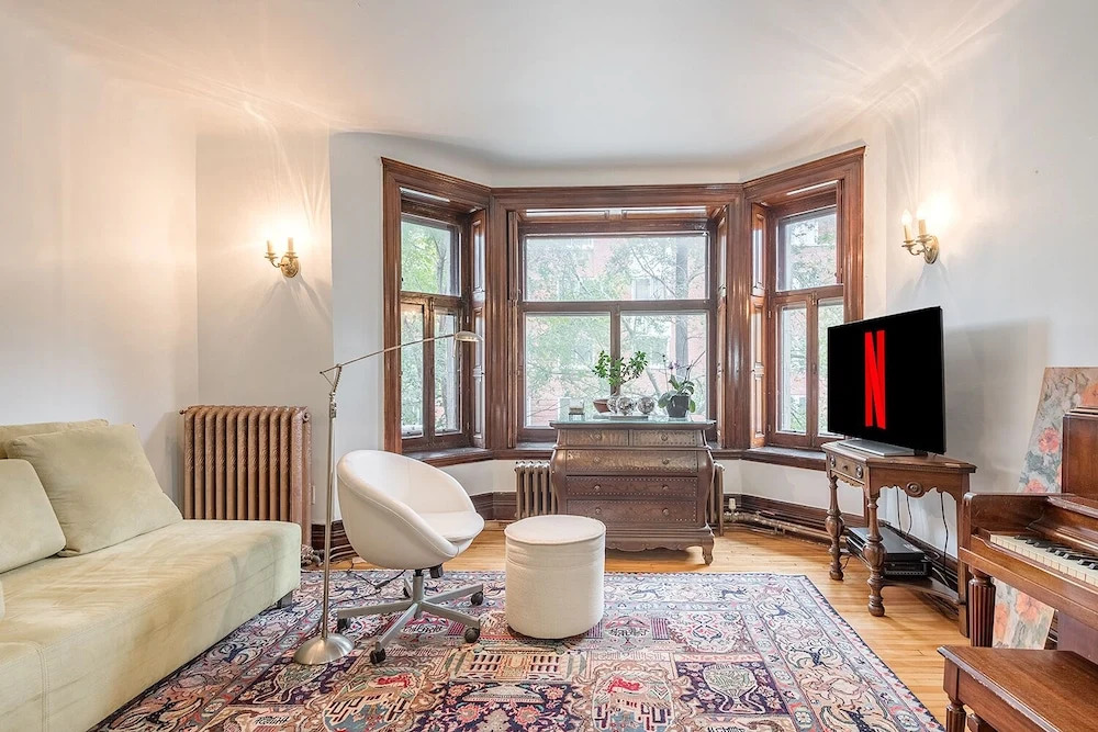 Beautiful Vintage 2BR- Heart Of Downtown