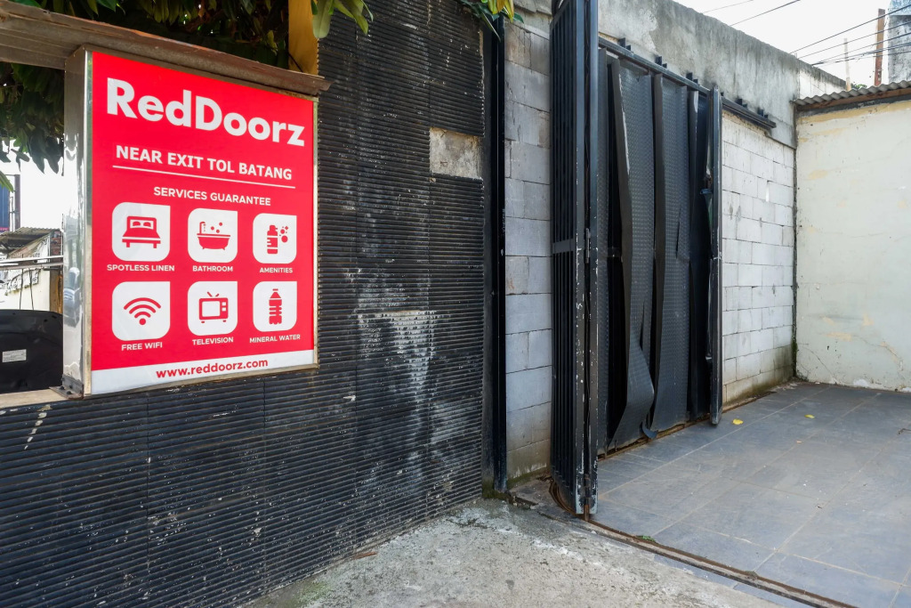 RedDoorz near Exit Tol Batang