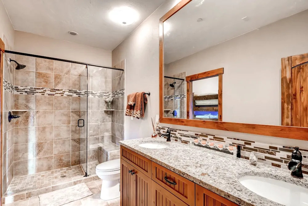 Sleek 3br, 3ba W/hot Tub, 3 Patios, Mountain Views 3 Bedroom Condo
