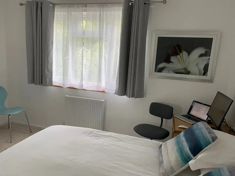 2 Bed-sleeps 4-parking-pets-10 min Walk to Beach