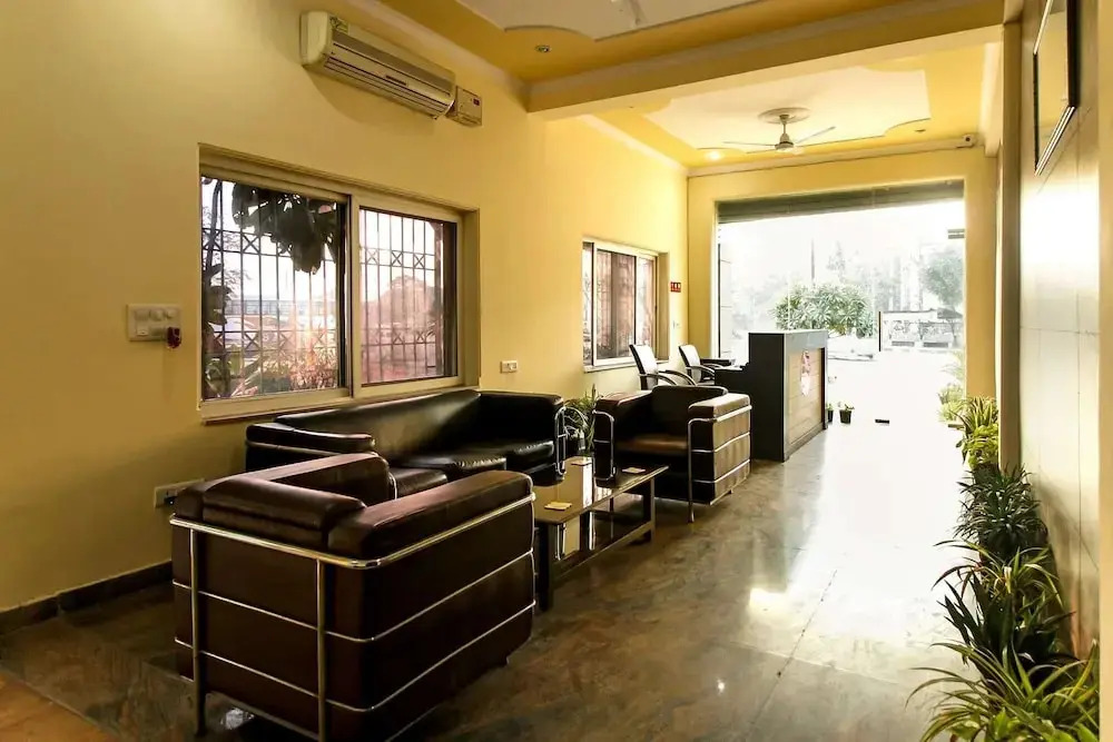 OYO 8240 Maan Residency