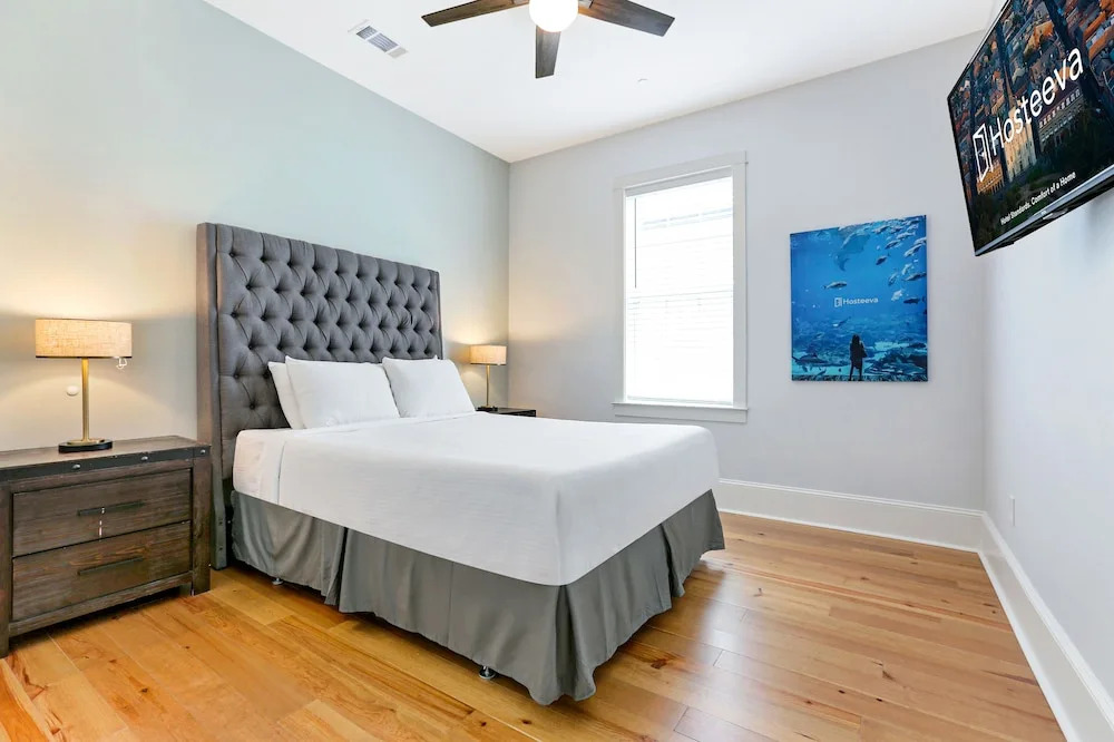 Amazing 4BR w Balcony by Hosteeva