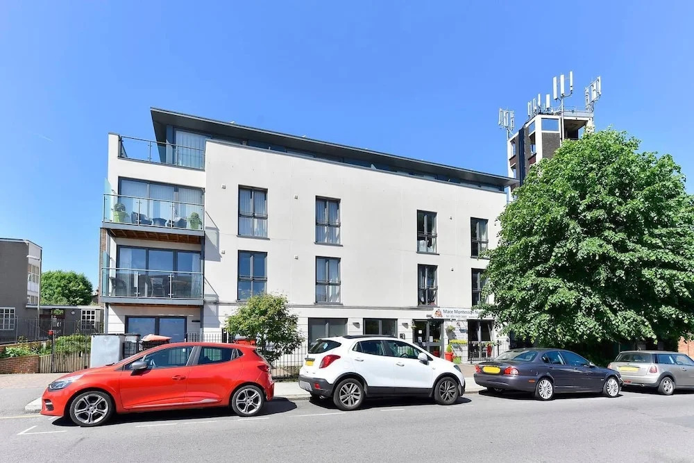 Superb apt for 6 w/ balcony, 10mins to East Putney