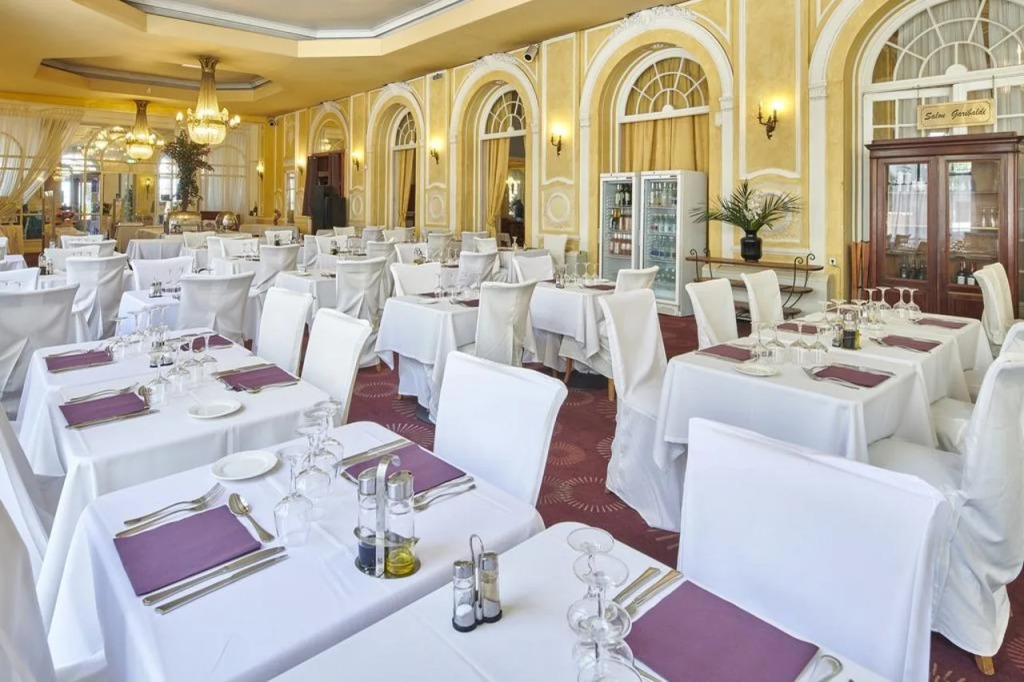 Hôtel Le Royal Promenade des Anglais