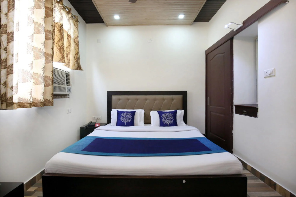 OYO 9602 Hotel Bharat Lodge