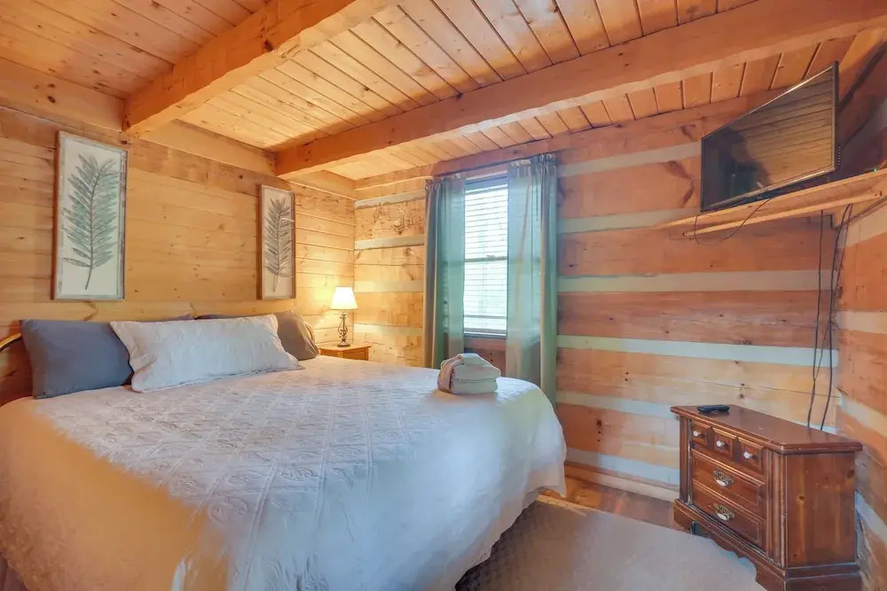 Gatlinburg Cabin with Pool Table about 6 Mi to Downtown!