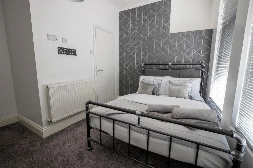 Abingdon House 4 Bedrooms Workstays UK