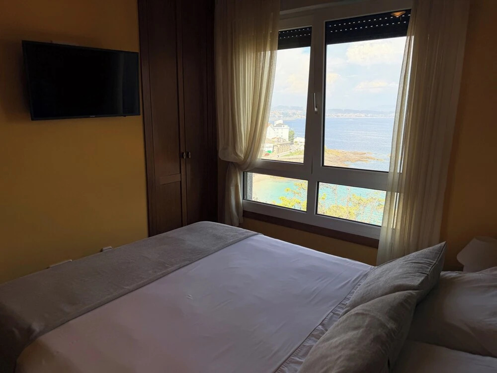 2 Bed Apt Sleeps 4 - Two TVs - Free Parking