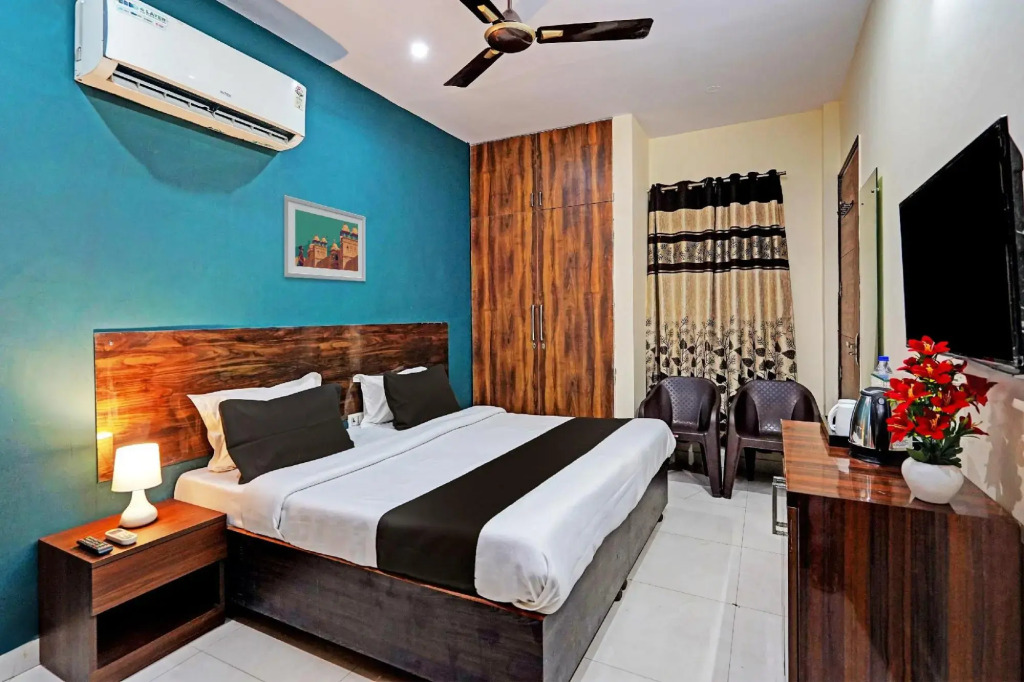 OYO 85695 Royal Hotel