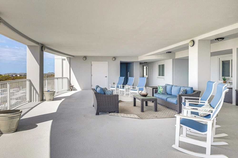 Walk to Ocean! Atlantic Beach Condo w/ Pool Access