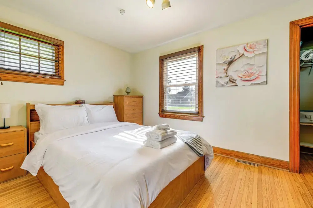 Large Yard & Furnished Deck: Cheektowaga Getaway!