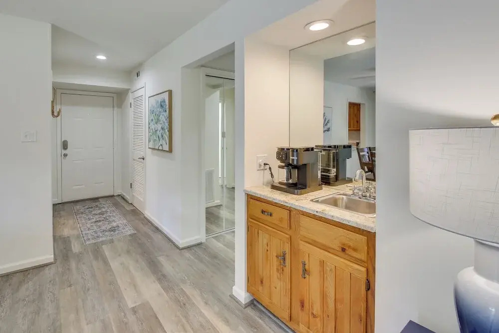 Pool, Hot Tub & Lake Access: Lake Hamilton Condo!