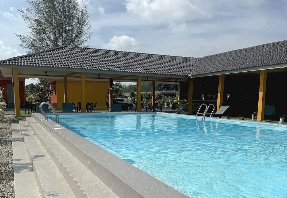 Capital O 90949 Pelangi Beach Resort Mersing