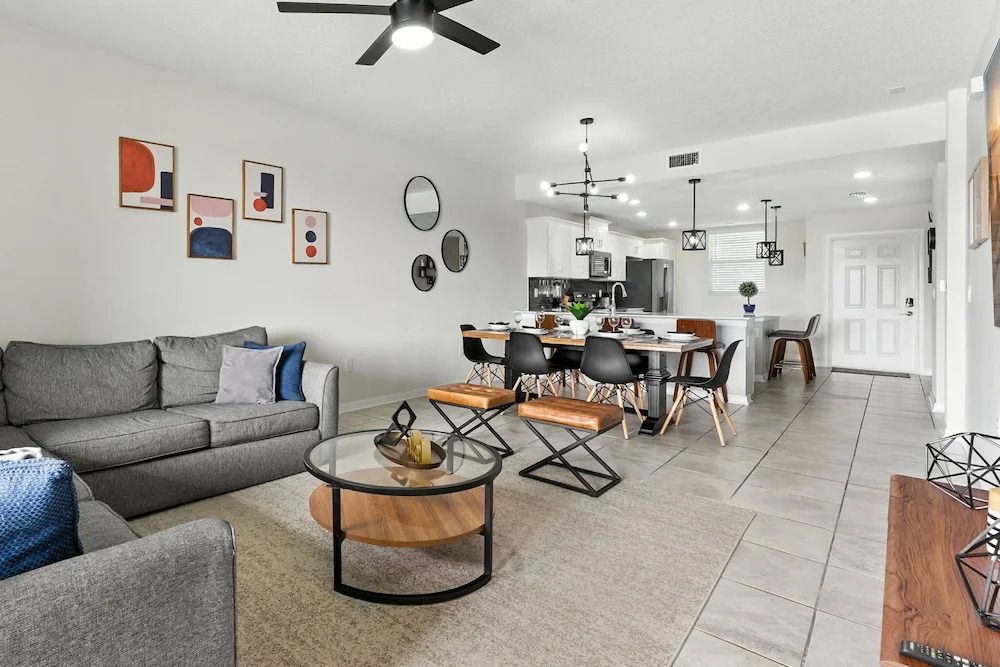 Elegant 2BR in Storey Lake Top Location