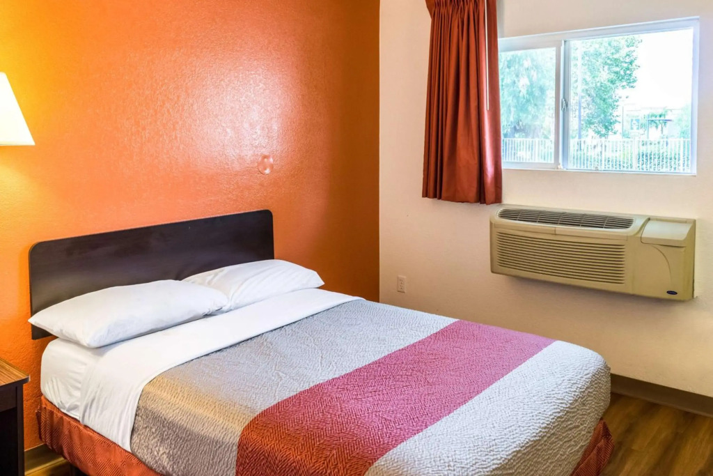 Motel 6 Bakersfield, CA - Convention Center