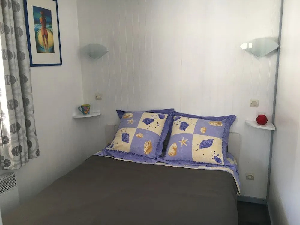 Chalet orange naturiste la Jenny