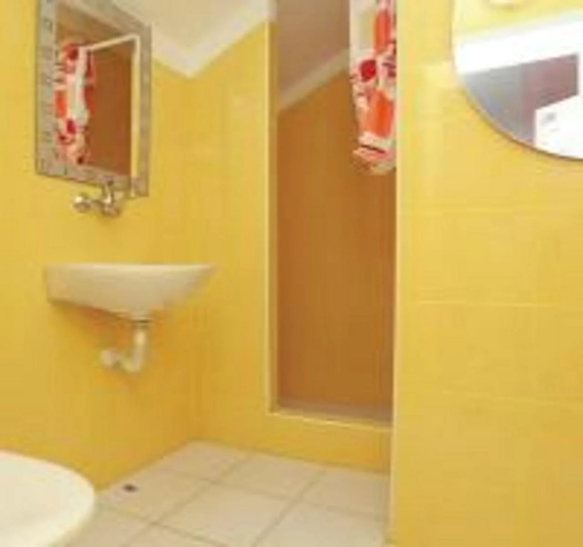 Dragans Den Hostel