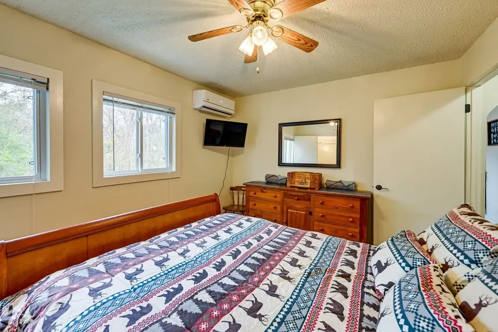 Private Hot Tub & Covered Deck: Cozy Whittier Gem