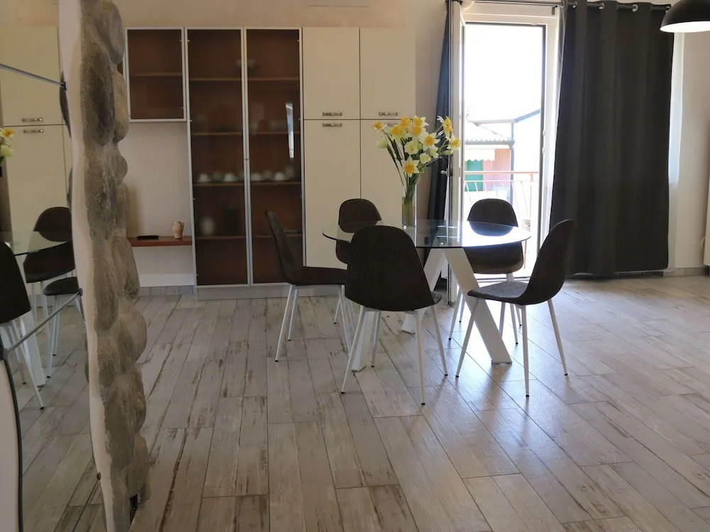 Holiday Apartment near Lake, Shared Swimming Pool