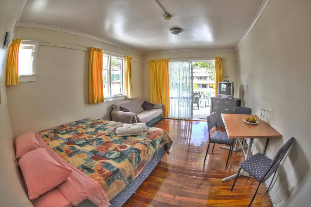 Centabay Lodge and Backpackers