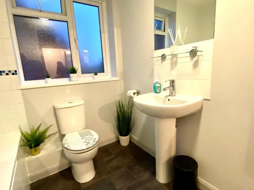 Funky Stylish Apartment! - 5 Minute Walk to the Best Beach! - Great Location - Parking - Netflix - Fast WiFi - Smart TV - Newly decorated - sleeps up to 4! Close to Bournemouth & Poole Town Centre & Sandbanks