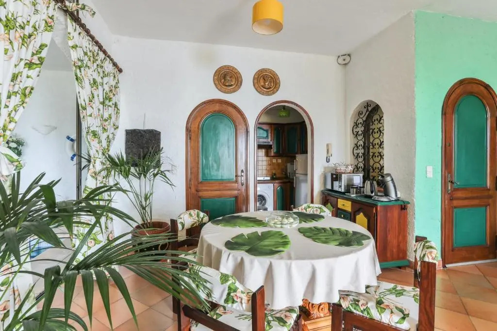 Studio en bord de mer à Menton avec piscine privée 80 m²