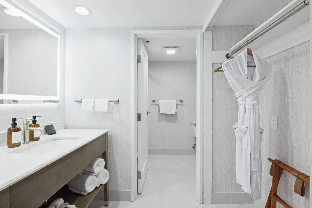 456 Embarcadero Inn & Suites