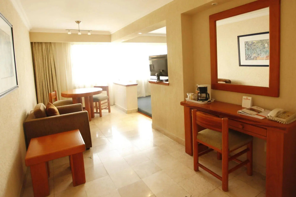 La Posada Hotel y Suites