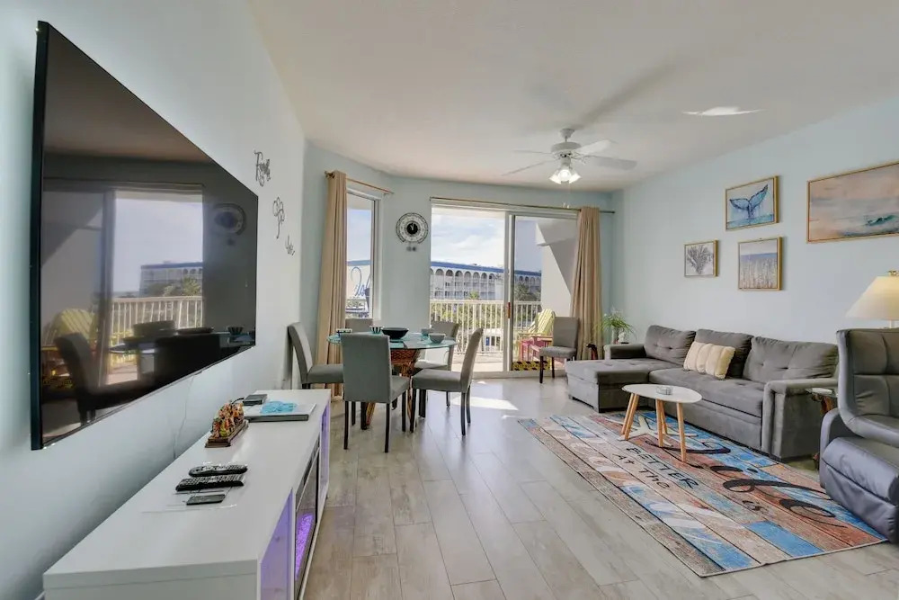 Sunny Fort Walton Beach Condo - Walk to Ocean!