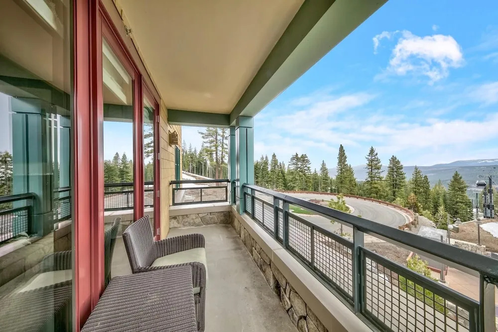 3 Bedroom Private -Tons Of Amenities Condo by RedAwning