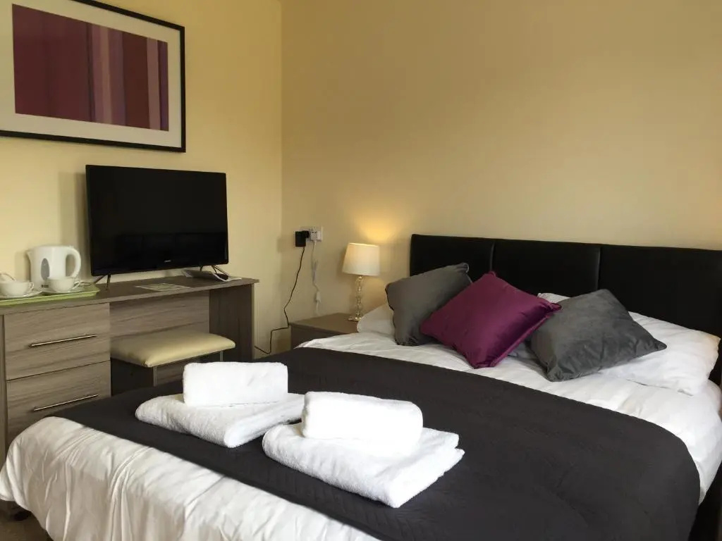 6-bedroom Contractor House with 6 bathrooms, Free WiFi and Parking - Kennedy House by Your Lettings Peterborough