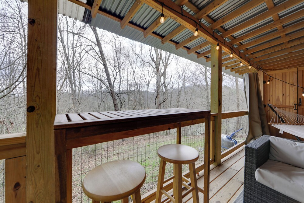 Soaking Tub! Creekside Couples Haven in Cosby