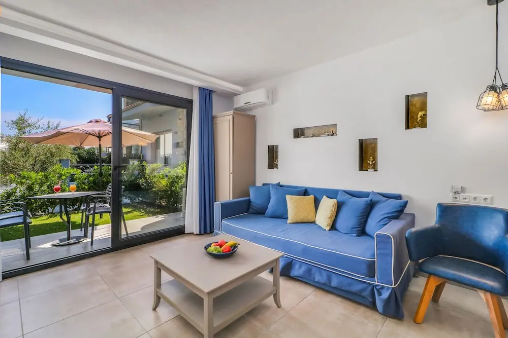 Theros Villas & Suites
