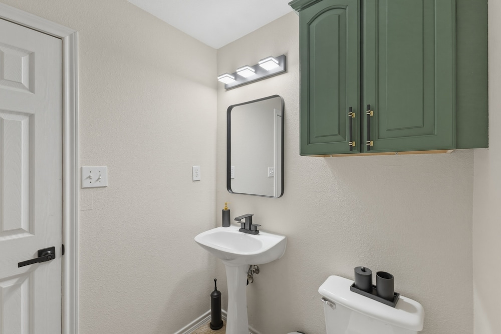 Oakwood Oasis: 1.4 Acres Of Tranquility 6 Bedroom Home