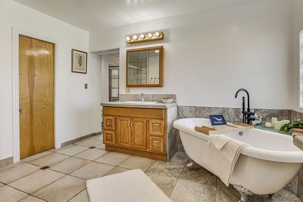 Walkable Uptown Gem! 3 Mi to Phoenix Mtns Preserve