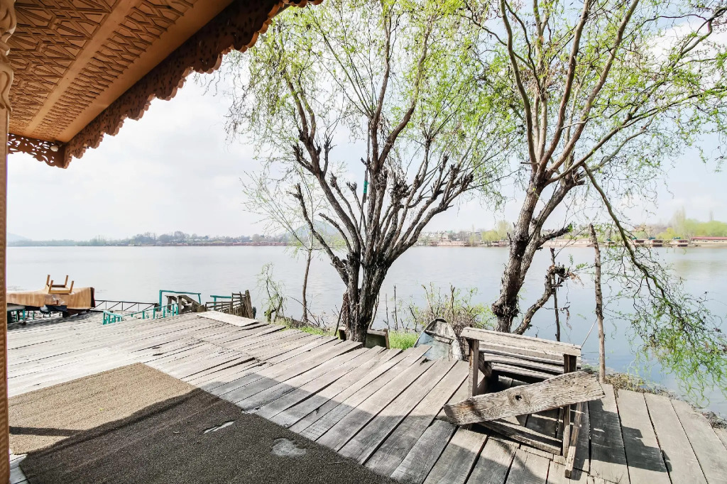 OYO 5056 Houseboat Batkoo