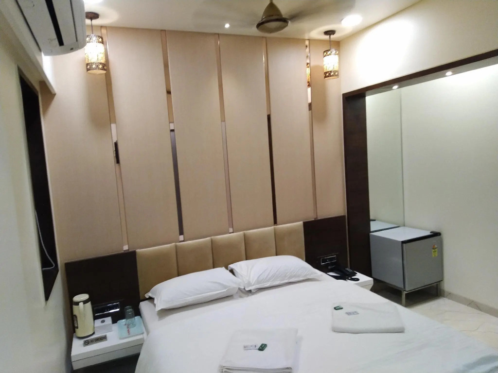 La Hotel Metro near BKC