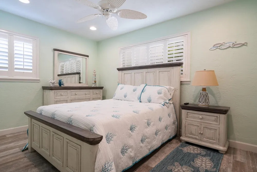 Turtle s Nest Pool Home Hot Tub Walking Distance to the Beach - 821 E 11th