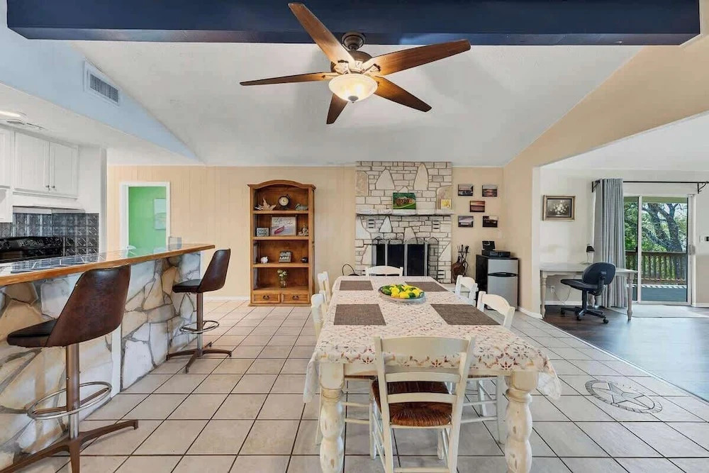 Lakeshore Escapes, on Canyon Lake Waterfront