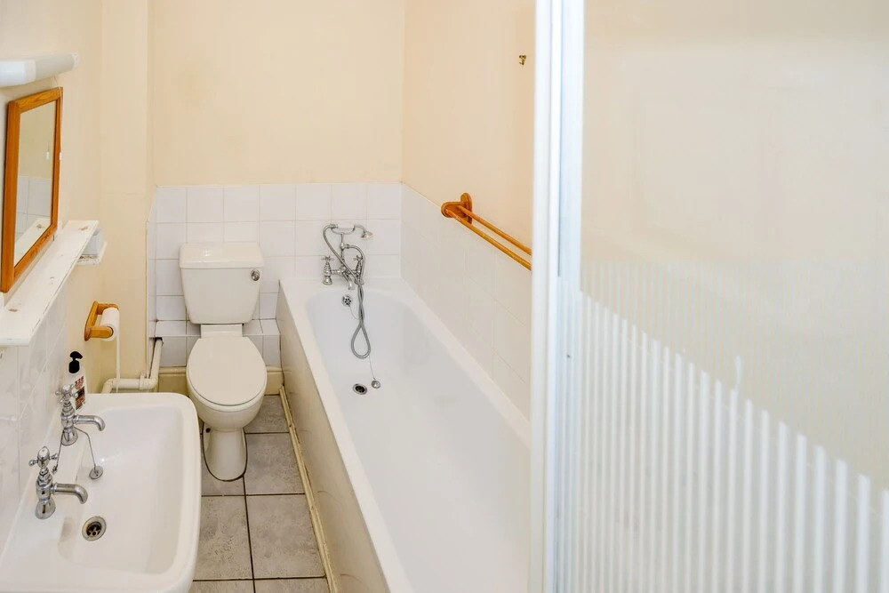 Spacious 4 Bedroom Home on Gloucester Road
