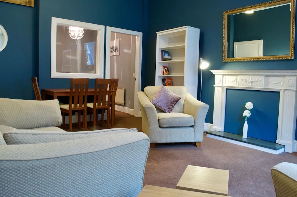 2 Bedroom Abbeyhill Apartment
