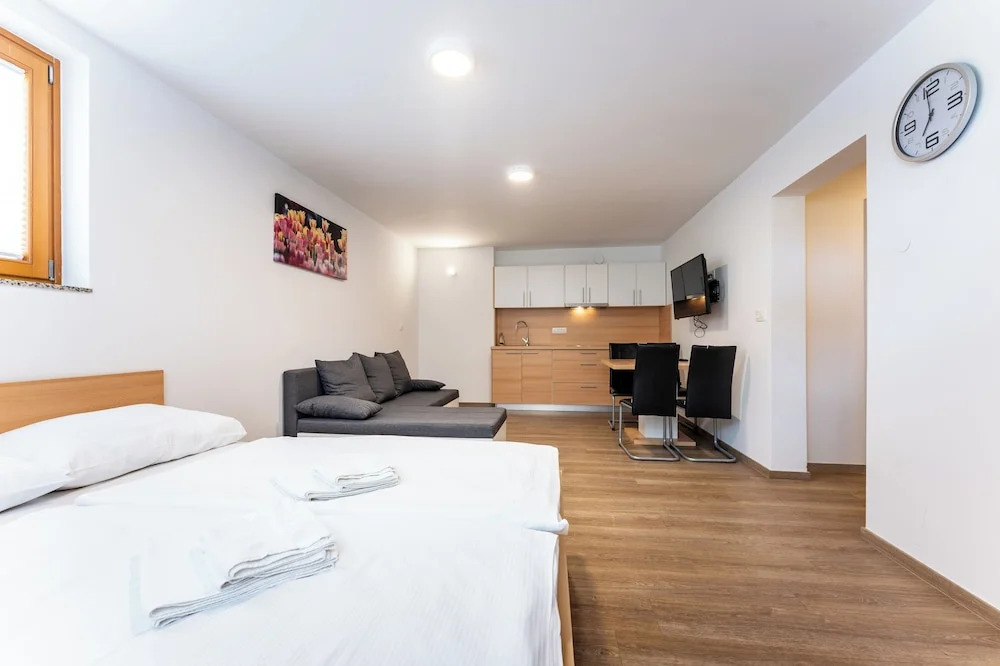 PJ Apartments & Wellness
