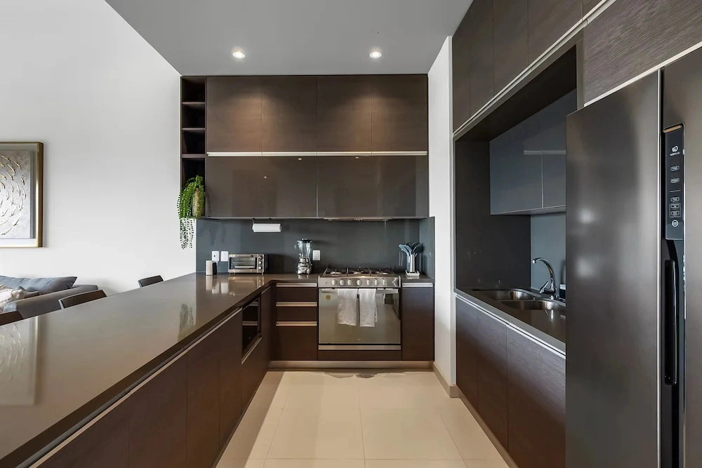 Modern Condo With Breathtaking Views, Infinity Pool, and en Suite Bedrooms