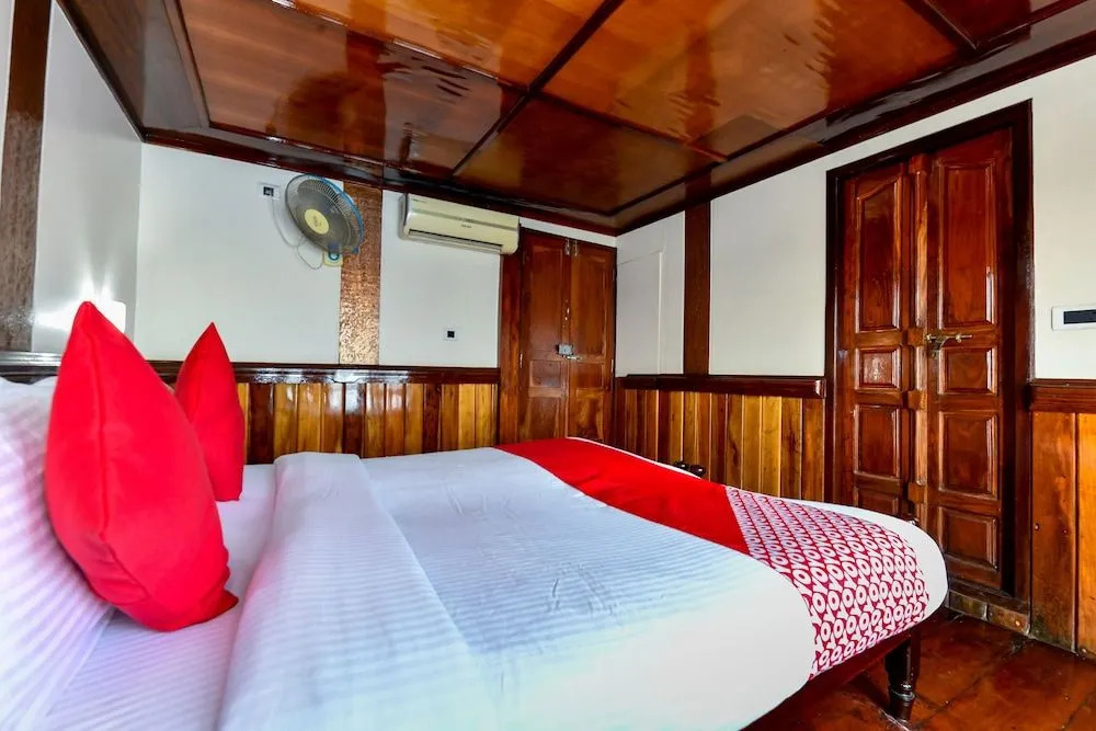 OYO 24146 Houseboat Anugraha 6bhk